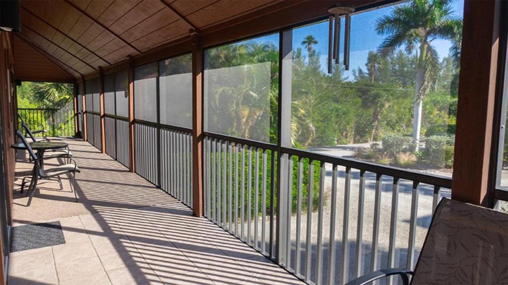 サニベルにあるEscape to Paradise - Tranquil 3-Bedroom Retreat with Wrap-Around Lanai and Private Beachの椰子の木を望む屏風