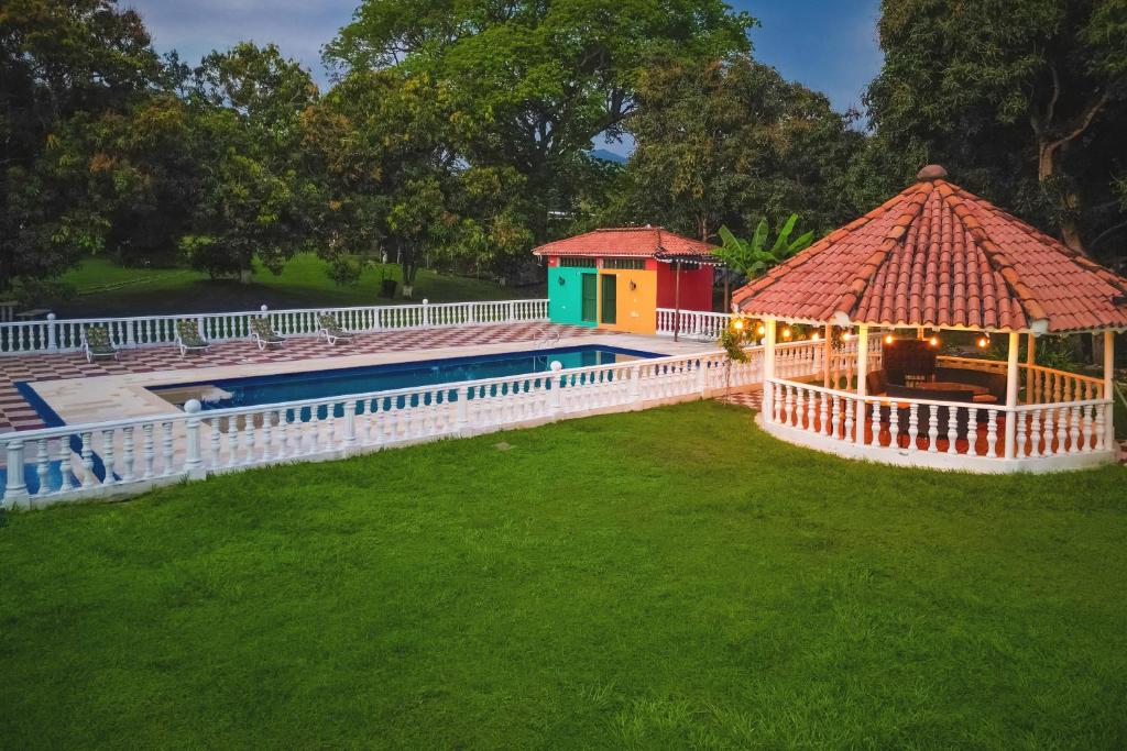 Bazén v ubytování Hojarasca Hotel Rural nebo v jeho okolí