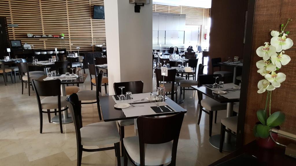 Un restaurante o sitio para comer en Hotel Mercader