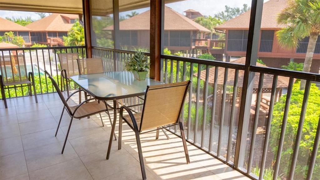 Μπαλκόνι ή βεράντα στο Oceanfront Sanibel Island retreat with private beach