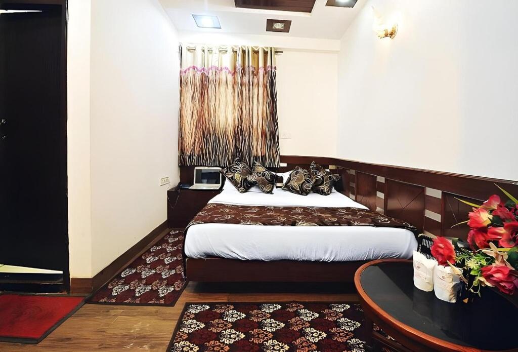 Postel nebo postele na pokoji v ubytování Hotel Shiva Intercontinental -New Delhi Railway Station