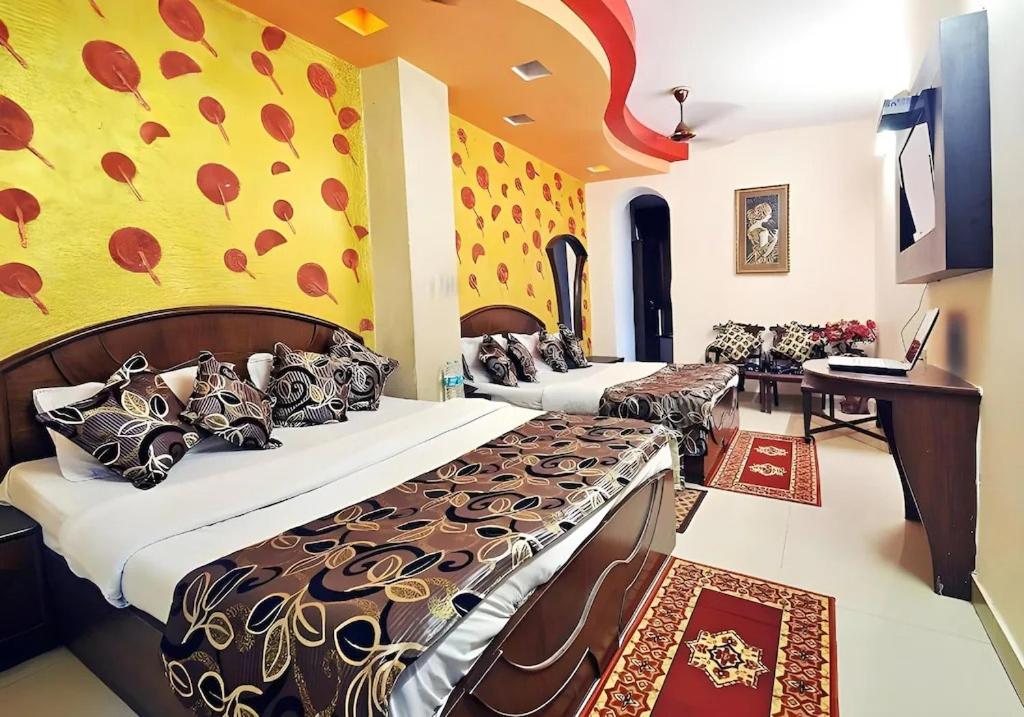 Postel nebo postele na pokoji v ubytování Hotel Shiva Intercontinental -New Delhi Railway Station
