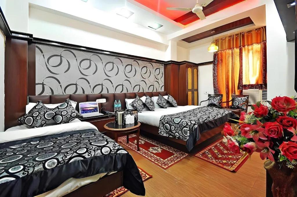 Postel nebo postele na pokoji v ubytování Hotel Shiva Intercontinental -New Delhi Railway Station
