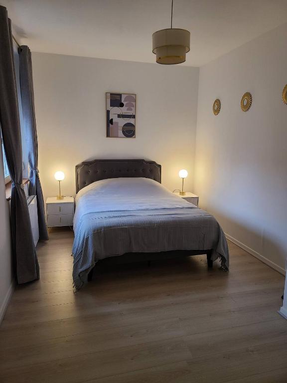 - une chambre avec un lit et 2 tables avec des lampes dans l'établissement Le N5 Cernay Centre, à Cernay