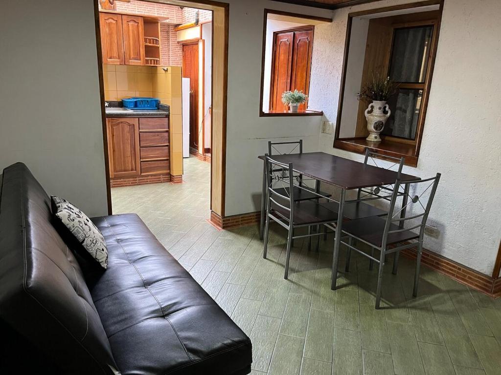 ボゴタにあるCasa cerca del CC Titán con seguridad Privadaのソファとテーブルのあるリビングルーム
