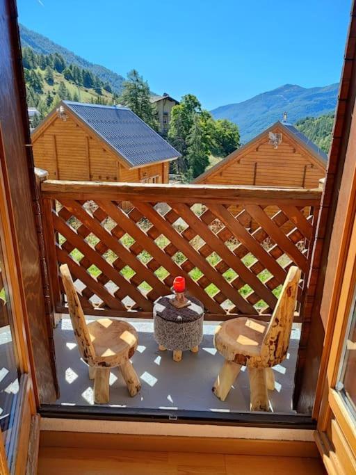 un balcon avec deux chaises et une table sur un balcon dans l'établissement Charmant Studio -La Foux d'Allos, à Allos