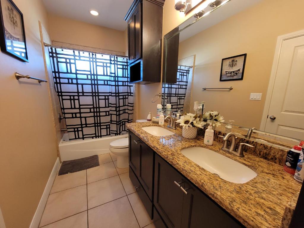 Koupelna v ubytování Modern, Private, Smart 4 BR Condo in Desirable Location in McAllen with Pool!