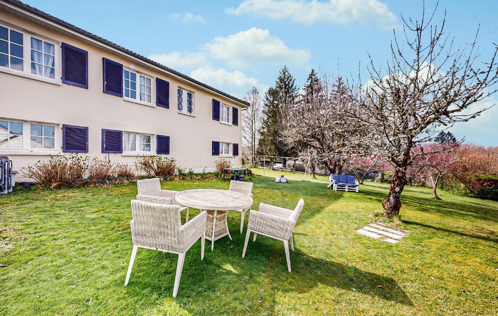 un tavolo e sedie nel cortile di una casa di 1 Bedroom Amazing Apartment In Treignac a Treignac