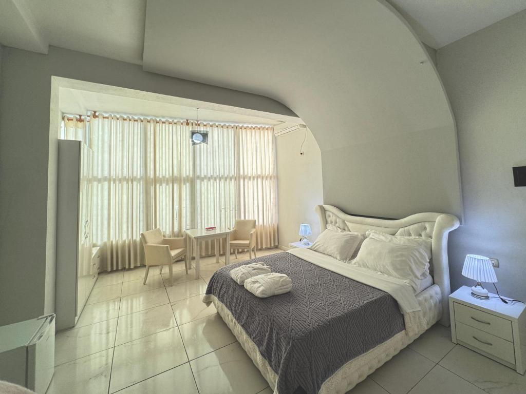 Postel nebo postele na pokoji v ubytování Grand Hotel Gjyshi