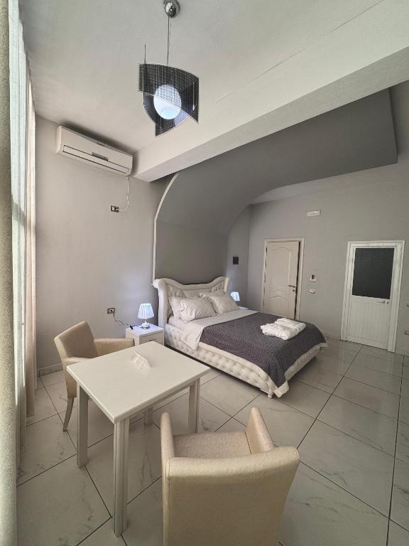 Postel nebo postele na pokoji v ubytování Grand Hotel Gjyshi