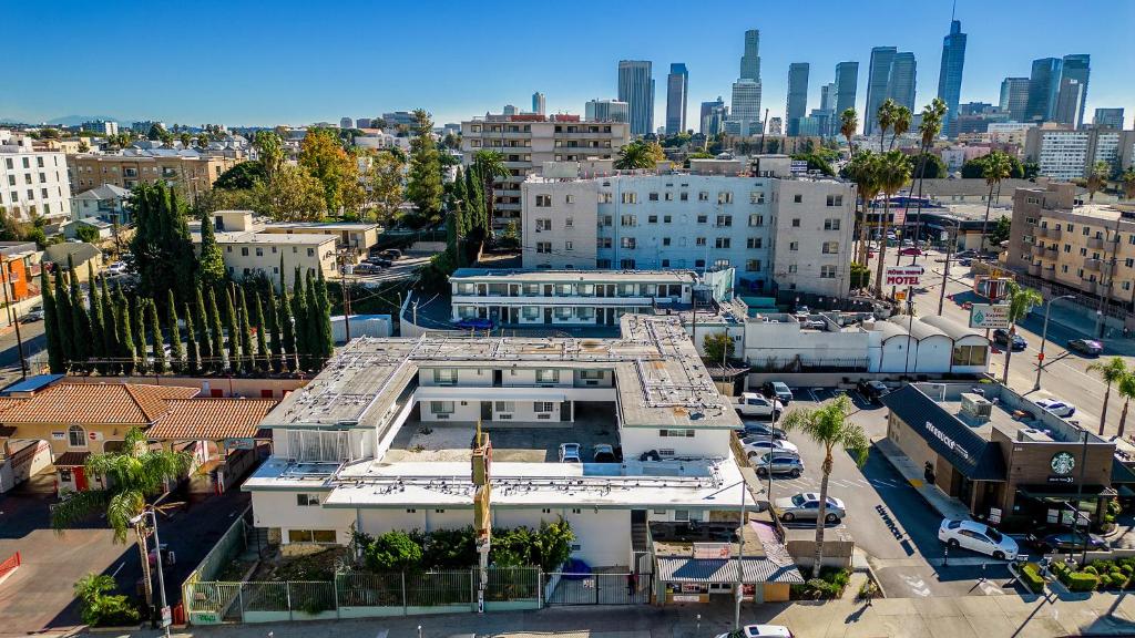Una vista aérea de una ciudad con un edificio. en LA Royal Viking Apartments, en Los Ángeles