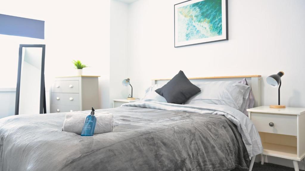 Ένα ή περισσότερα κρεβάτια σε δωμάτιο στο Modern, Spacious, Central 2-Bed Plymouth Apartment