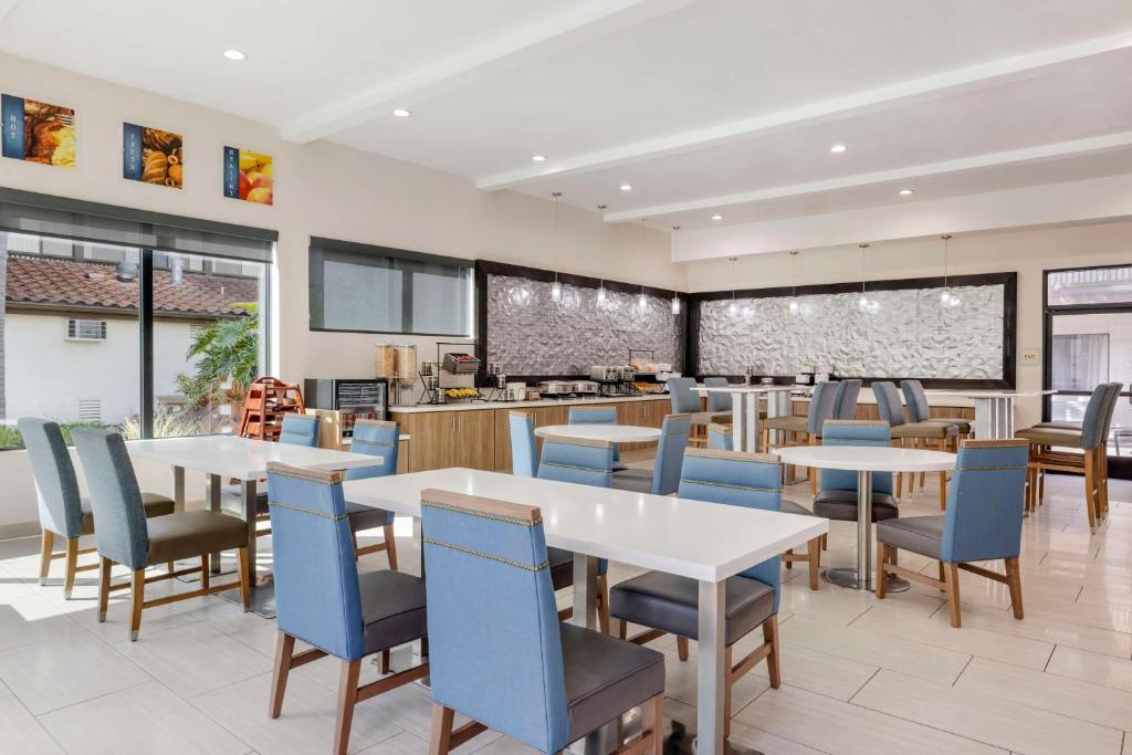 Restaurace v ubytování Best Western Carlsbad by the Sea