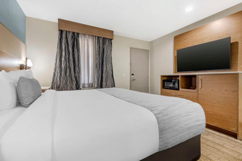 Postel nebo postele na pokoji v ubytování Best Western Carlsbad by the Sea