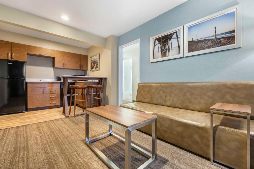 Kuchyň nebo kuchyňský kout v ubytování Best Western Carlsbad by the Sea