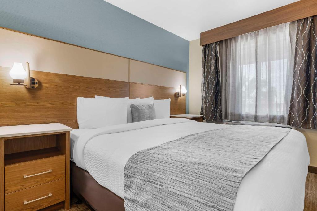 Postel nebo postele na pokoji v ubytování Best Western Carlsbad by the Sea