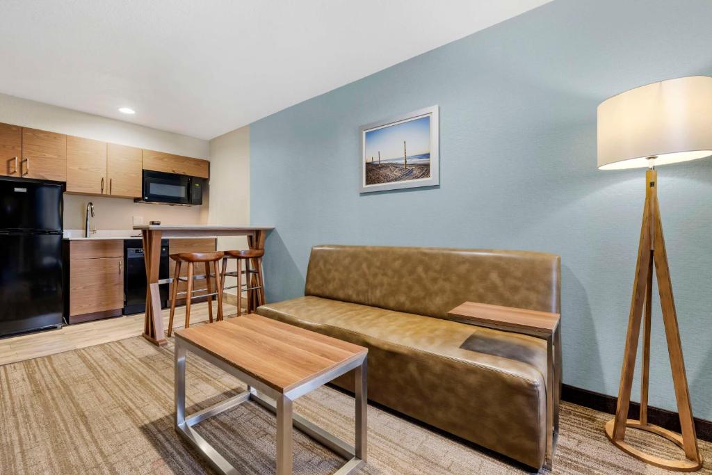 Kuchyň nebo kuchyňský kout v ubytování Best Western Carlsbad by the Sea