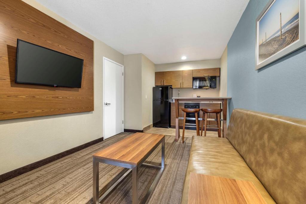 Kuchyň nebo kuchyňský kout v ubytování Best Western Carlsbad by the Sea