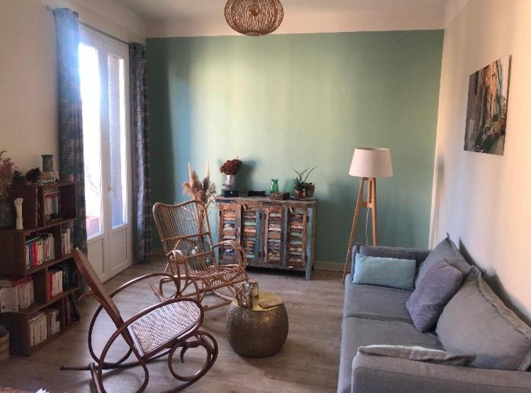 - un salon avec un canapé et des chaises dans l'établissement Avignon T2 bis 54 m2 intra-muros 2ème ETAGE SANS ASCENSEUR, à Avignon