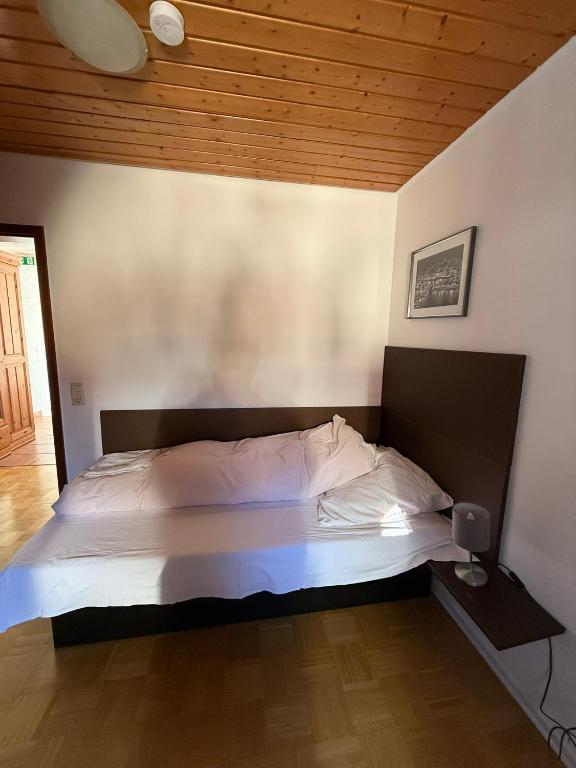 Ein Bett oder Betten in einem Zimmer der Unterkunft Zum Griechen Restaurant und Pension