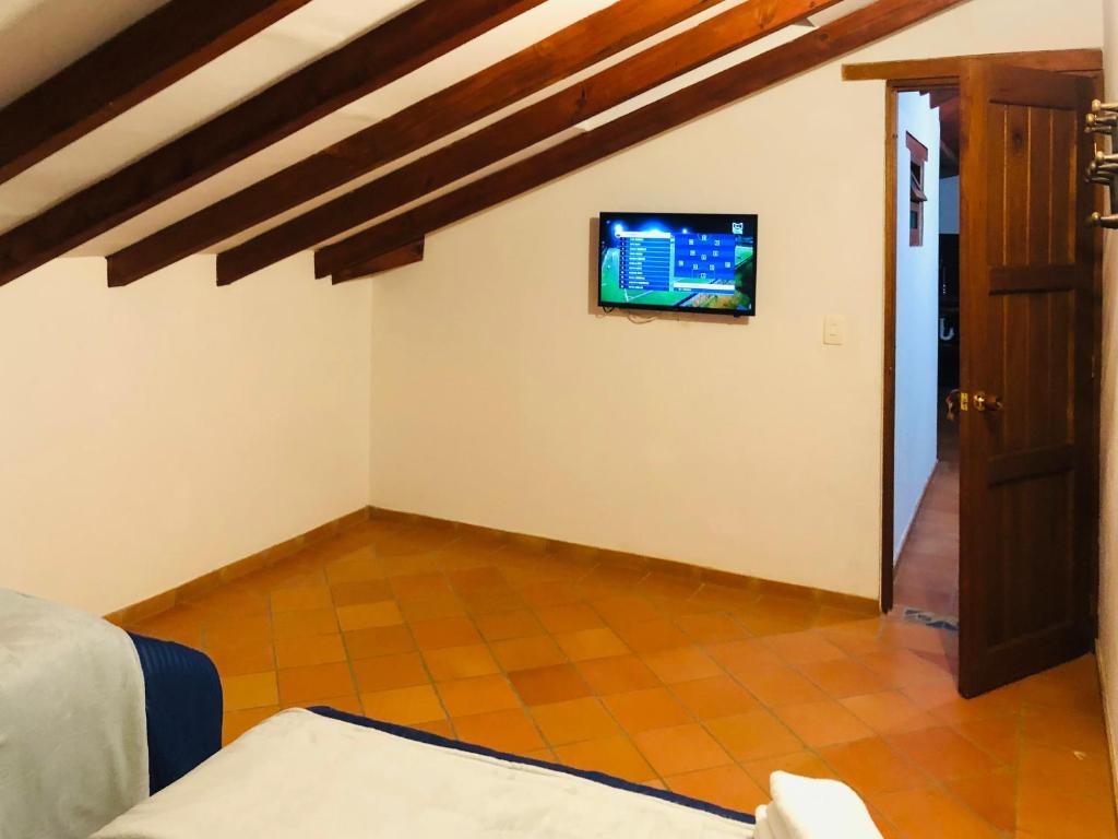 Una televisión o centro de entretenimiento en HOTEL RUTA 40 VILLA DE LEYVA