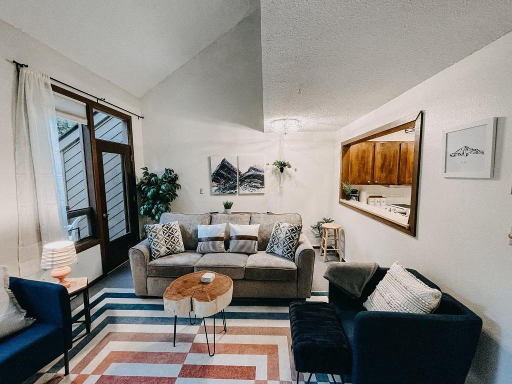 ein Wohnzimmer mit Sofa und Tisch in der Unterkunft 73SW - A Perfect Family Getaway WIFI, Great Resort Amenities in Deming