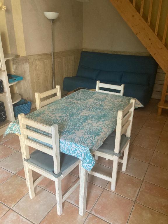 Posezení v ubytování gîte à Rustrel