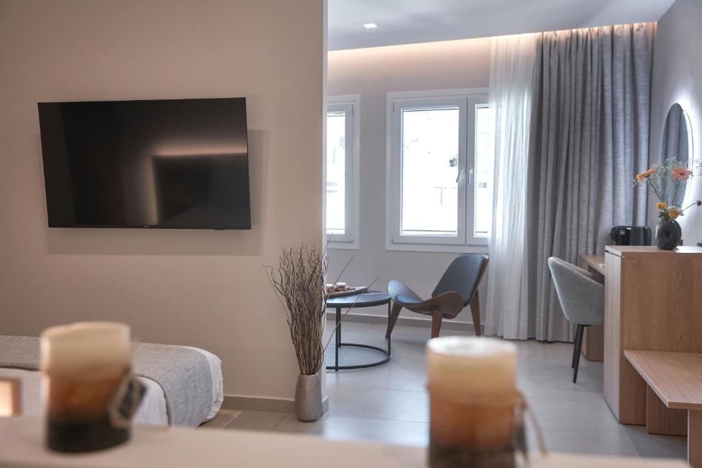 TV a/nebo společenská místnost v ubytování Athens City Suites