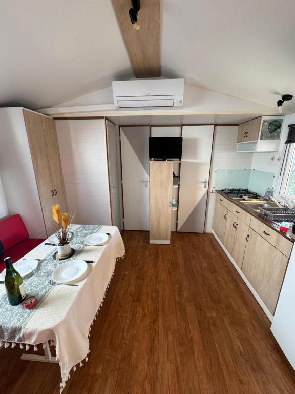 Kuchyň nebo kuchyňský kout v ubytování Le Mobil Home chez Cathy - 6pers