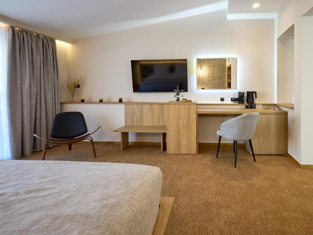 TV a/nebo společenská místnost v ubytování Athens City Suites
