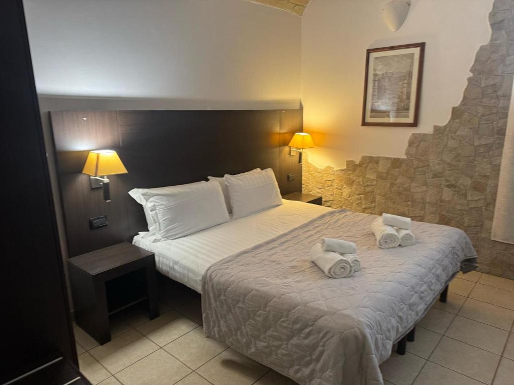 Una habitación de hotel con una cama con dos toallas encima. en Saint Peter Loft, en Roma