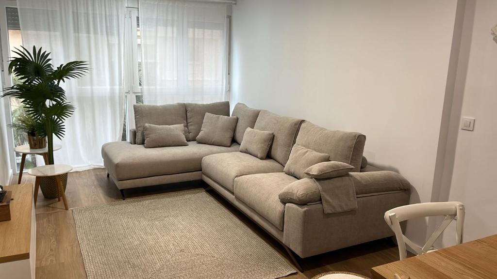 una sala de estar con un sofá y una mesa en Zurbarán by Gades Gestión, en Cádiz