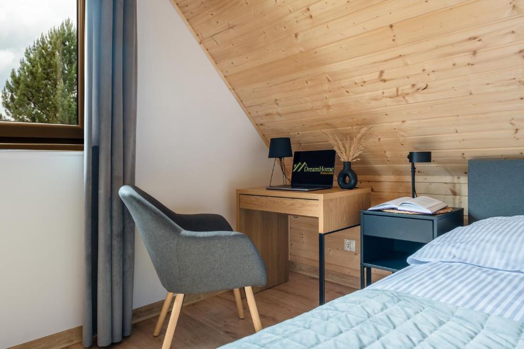 Postel nebo postele na pokoji v ubytování Domki Dream Home z tarasem i ogrodem, szybkim Wi-Fi 600Mb i VOD, Parking free EV