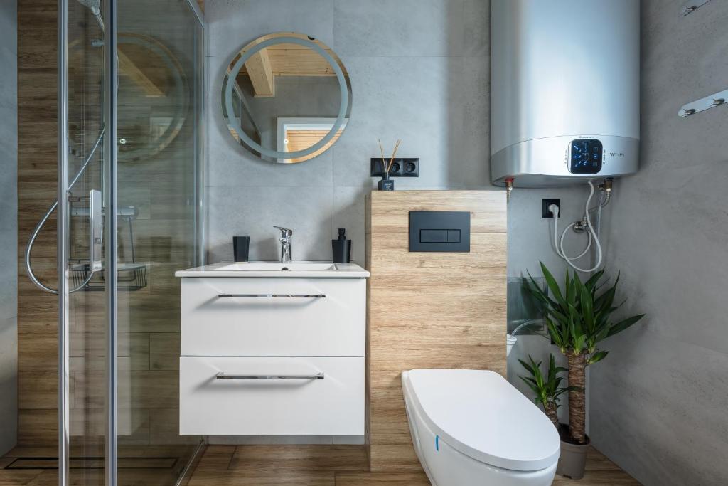 Koupelna v ubytování Domki Dream Home z tarasem i ogrodem, szybkim Wi-Fi 600Mb i VOD, Parking free EV