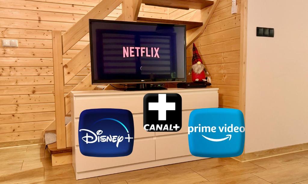 TV a/nebo společenská místnost v ubytování Domki Dream Home z tarasem i ogrodem, szybkim Wi-Fi 600Mb i VOD, Parking free EV