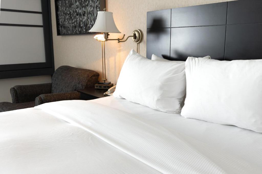 Giường trong phòng chung tại Hotel Ruby Foo's