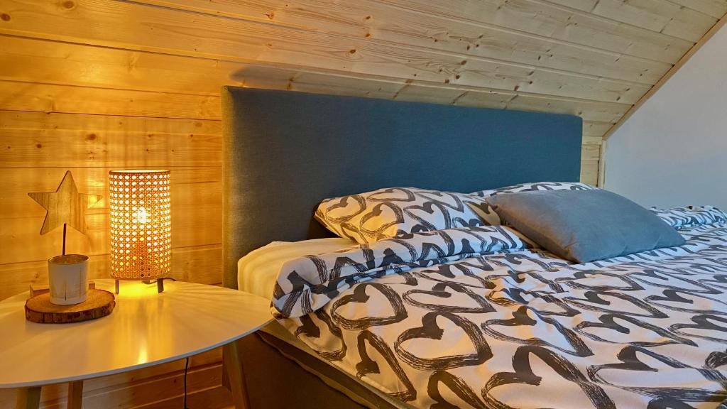 Postel nebo postele na pokoji v ubytování Domki Dream Home z tarasem i ogrodem, szybkim Wi-Fi 600Mb i VOD, Parking free EV