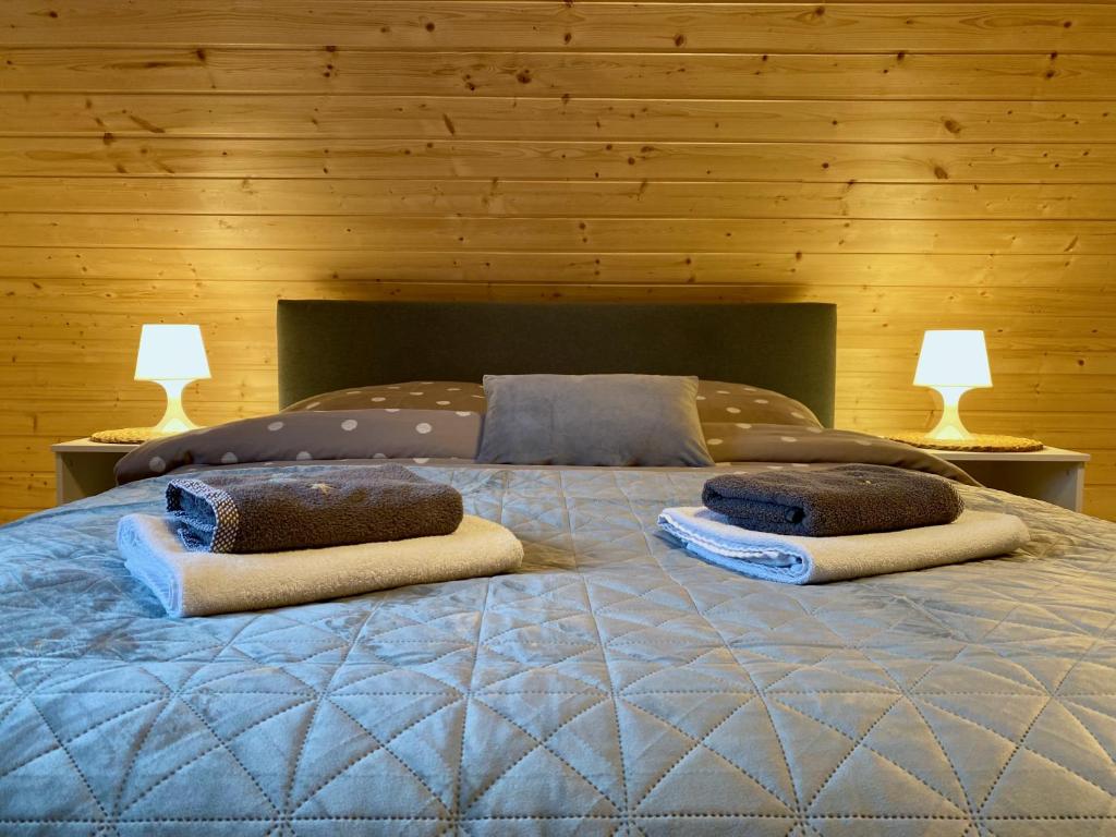 Postel nebo postele na pokoji v ubytování Domki Dream Home z tarasem i ogrodem, szybkim Wi-Fi 600Mb i VOD, Parking free EV