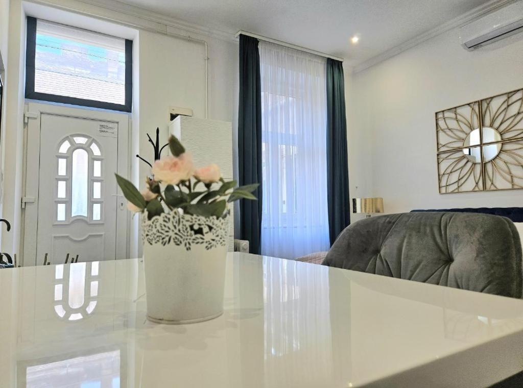 Designer Downtown Gem - Deluxe Queen Room