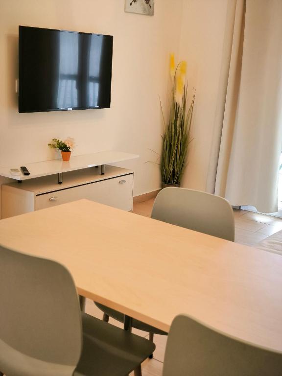 A television and/or entertainment centre at Penthouse 350m from metro station!