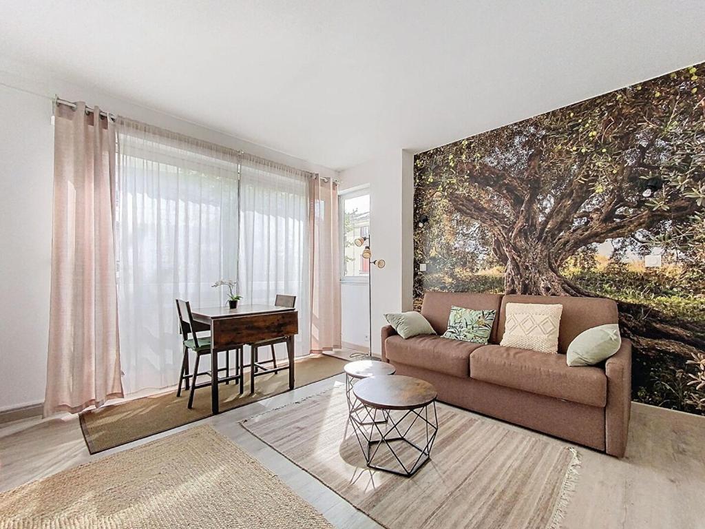 un salon avec un canapé et une table dans l'établissement Studio Lumineux Avignon Parking, à Avignon