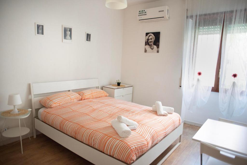 a bedroom with a bed with two stuffed animals on it at Cozy Piramide Rooms in Rome