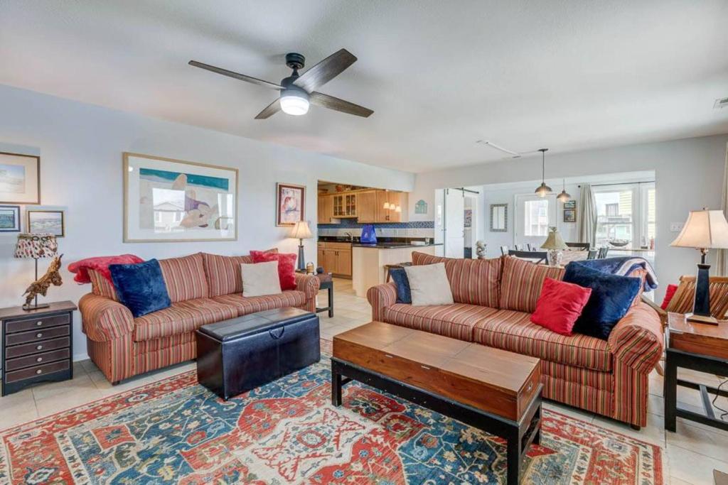 un salon avec deux canapés et une table dans l'établissement Lovely Villa Verol, à Saint-Tropez