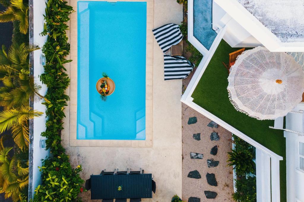 Una vista aérea de una piscina en un complejo turístico. en Coco Beach II - Seaside Home , Pool , Beach at 200 meters, en Grand Baie