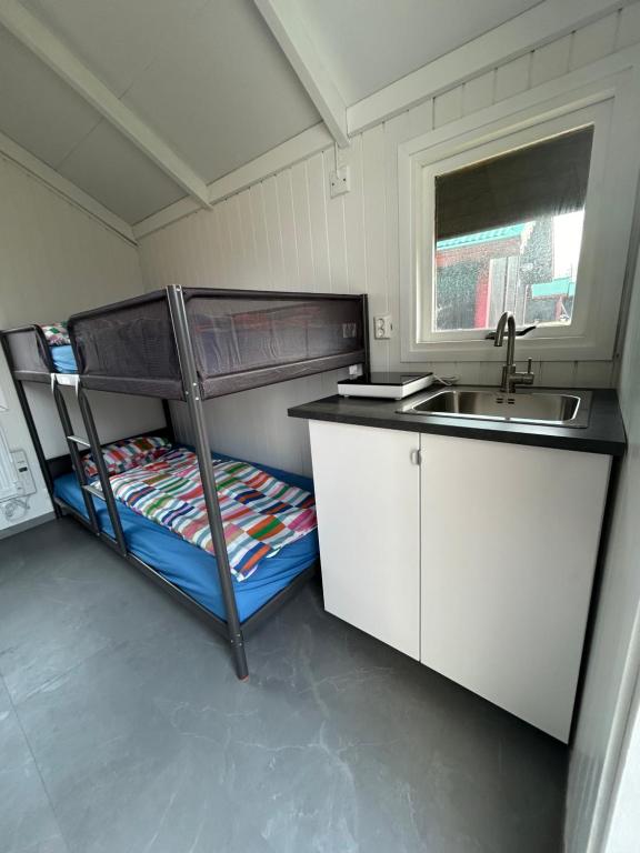 Cucina o angolo cottura di Arhus Cottage and Camping
