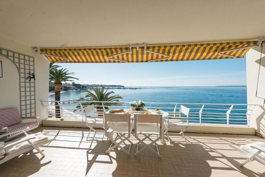 une salle à manger avec vue sur l'océan dans l'établissement Beach front magnificent apartment Cote d'Azur Eden Beach, à Antibes