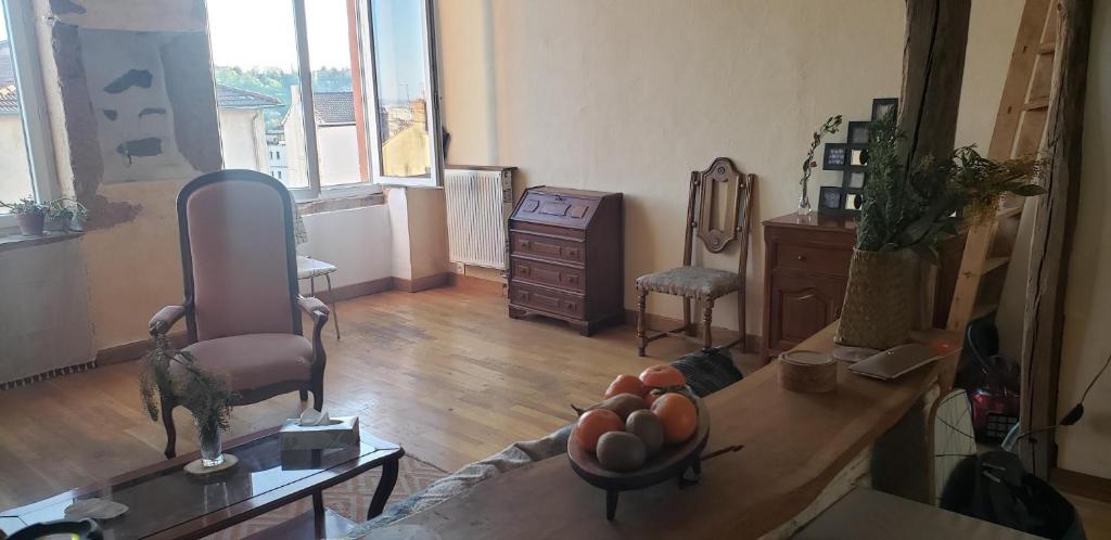 un salon avec un canapé, une table et des chaises dans l'établissement Charming apartment with a view, à Lyon