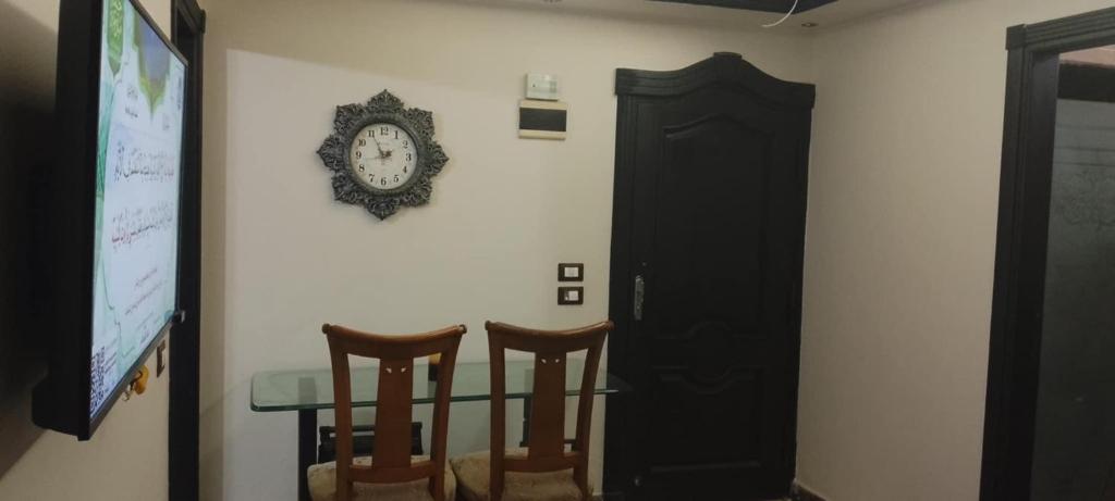 TV a/nebo společenská místnost v ubytování Enjoy modern cozy entire studio in a fancy building with Free Wi-Fi & AC and Flat screen TV in Loran in the heart of Alexandria