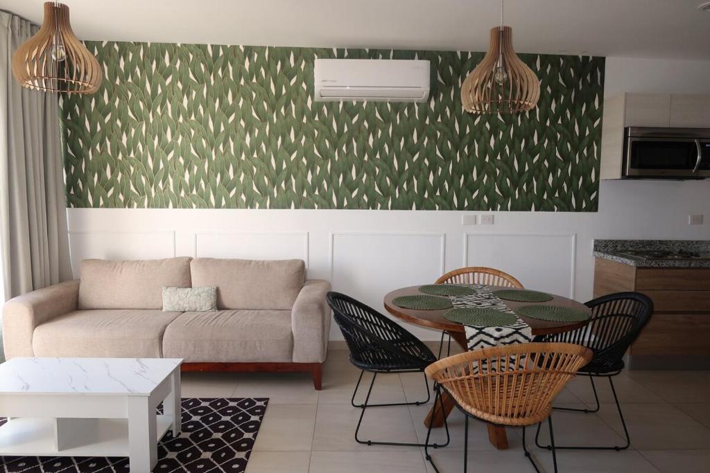 una sala de estar con un sofá y una mesa en apartment 5 minutes from the beach, en Mazatlán