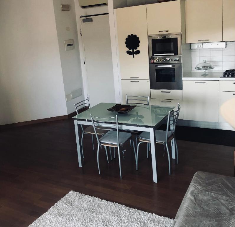 Kuchyň nebo kuchyňský kout v ubytování Stanza privata con bagno su appartamento condiviso